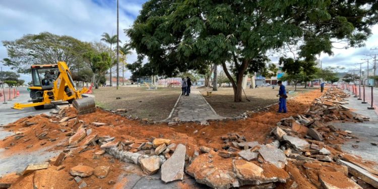 Conquista: Revitalização da Praça Mármore Neto, no bairro Brasil, é iniciada pela Prefeitura