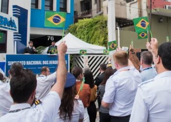 Pilotos e comissários aceitam proposta de companhias aéreas e encerram greve