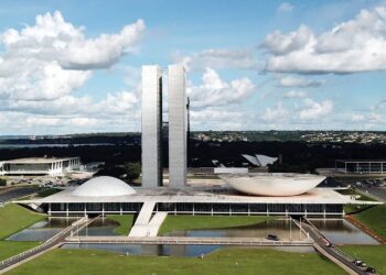 Valendo! Congresso promulga reajustes para parlamentar, ministro e presidente